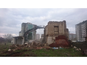 Yeşilyurt’ta Metruk Binalar Yıkılıyor