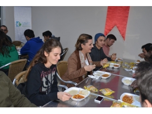 İzmit’te Öğrencilere Ücretsiz Yemek Hizmeti Başladı