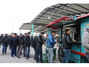 Manisa Açık Oto Pazarı Sıcak Çorbayla Isındı