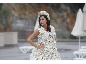 Kitap Sayfalarından Gelinlik Yaptı