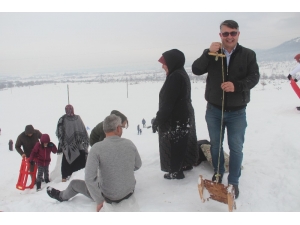 Kütahyalıların Tepsi Ve Lastiklerle Kayak Keyfi