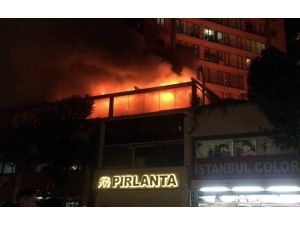 Esenyurt’ta Bir Nargile Kafenin Çatısı Alev Alev Yandı