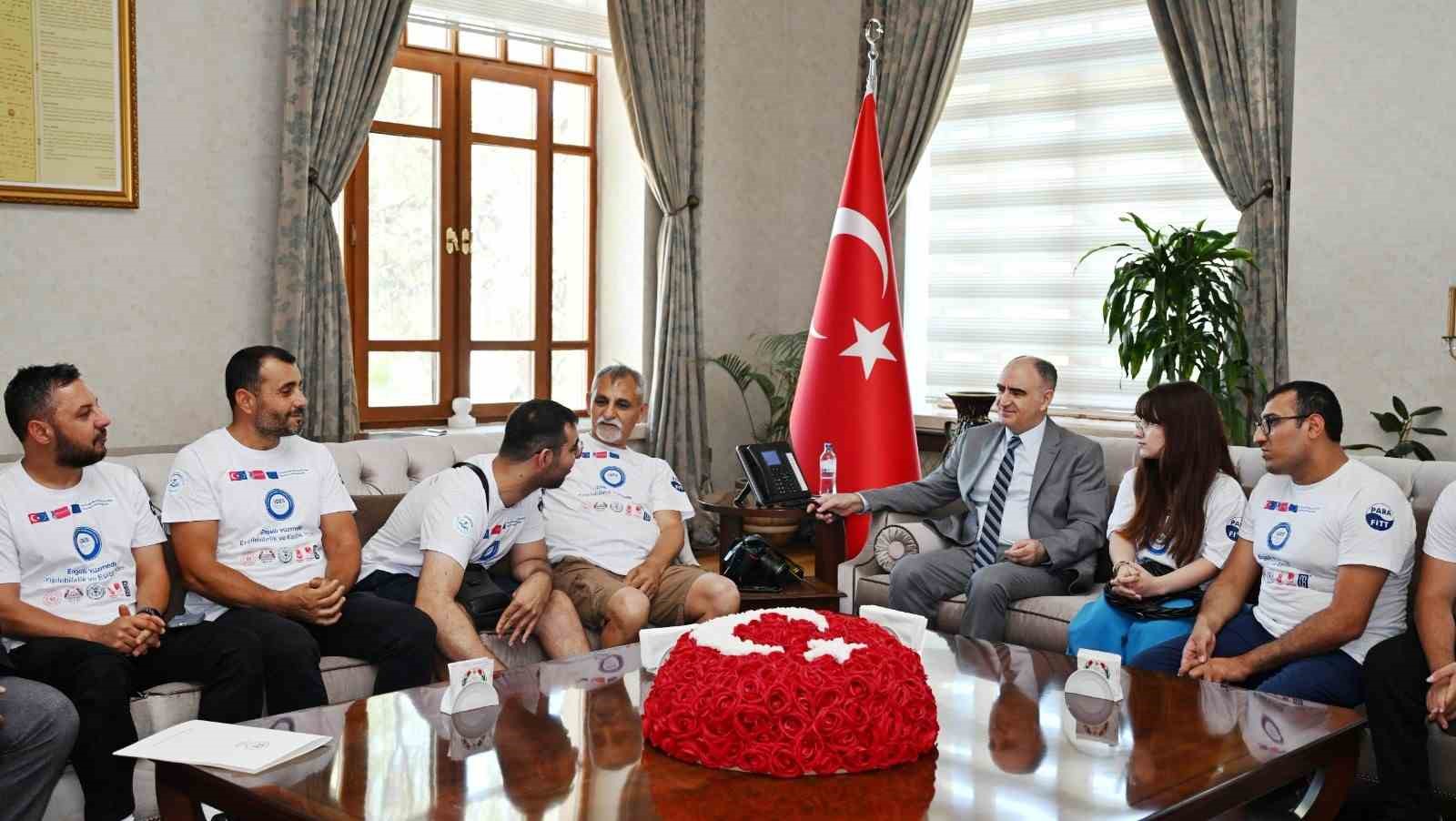 manisali-engelli-yuzuculer-macaristan-yolcusu
