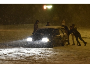 Karlı Yollar Kimilerine Çile Olurken Kimilerine Eğlence Oldu
