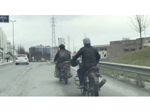 Kasksız Motosikletli, Yakıtı Biten Başka Bir Motosikleti İple Çekti