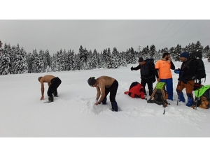 Uludağ’da 1,5 Metre Karda Yürüdüler, Kar Üstünde Güreş Tuttular
