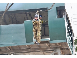 Japon Savunma Bakanı Kono, 11 Metre Yükseklikten Atladı