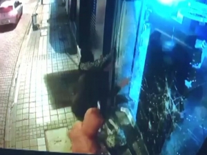 Kar Maskeli Hırsızlar, Camı Kırdı 50 Saniyede Akıllı Telefonları Böyle Çaldılar