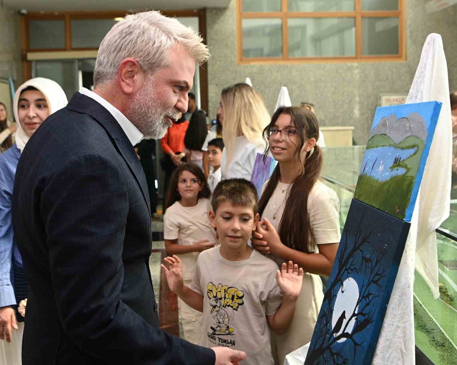 miniklerin-sanat-yolculugu-sergiyle-taclandi