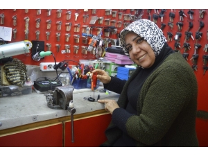 Türkiye’nin İlk Ruhsatlı Kadın Çilingiri 30 Yıldır Müşterilerini Şaşırtıyor