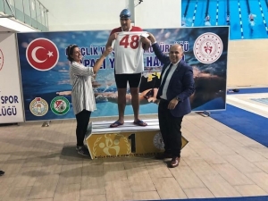 Gençlik Ve Spor İl Müdürlüğü Özel Sporcusu Yüzme Yarışlarında Birinci Oldu