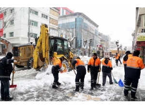 Van’da Kar Temizleme Çalışması