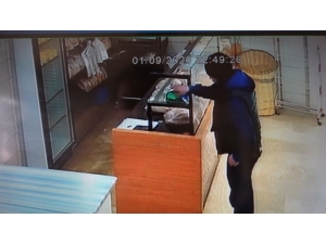 2 Gün Bedava Ekmek İstedi, 3. Gün Sadaka Kutusunu Böyle Çaldı