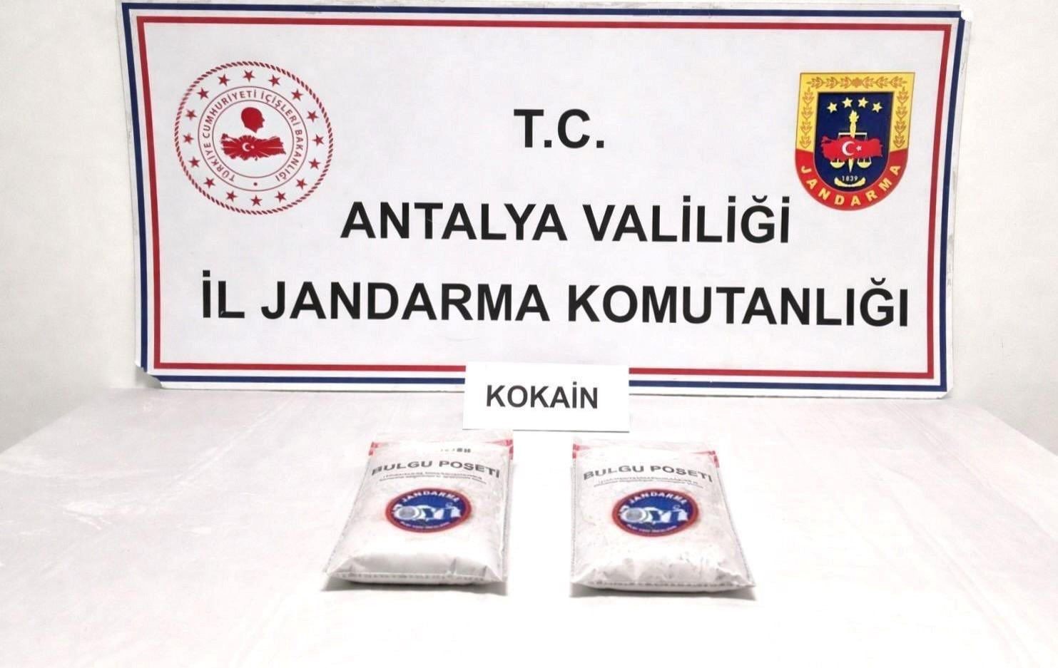 antalya-da-1-3-kilogram-kokain-ele-gecirildi-2-supheli-tutuklandi