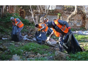 Büyükşehir Tarihi Kaleiçi’ni Temizledi