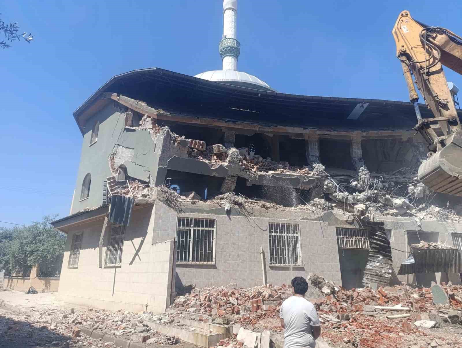 manisa-da-28-yillik-cami-yikiliyor