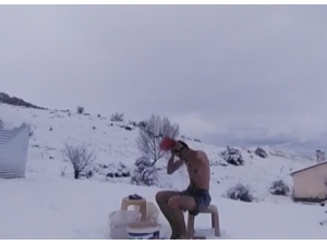 Eksi 10 Derecede Buzlu Suda Banyo Yaptı