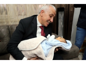 Başkan Gültak, 11 Yıl Sonra Çocuk Sahibi Olan Çiftin Mutluluğunu Paylaştı