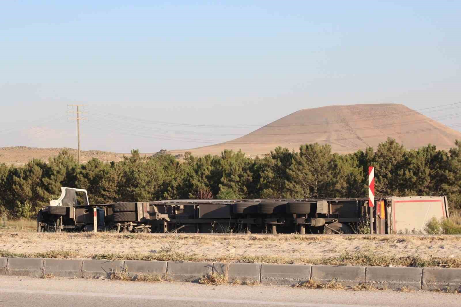 kontrolden-cikan-tir-devrildi-1-yarali