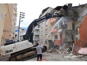 Kötü Amaçlı Kullanılan Metruk Binalar Yıkılıyor