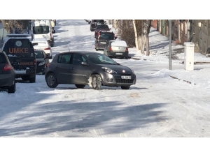 Kars’ta Yollar Buz Pistine Döndü