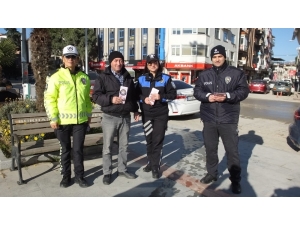 Balıkesir’de, Kadın Polisler, Kadın Şiddetine Dikkat Çekmek İçin Broşür Dağıttı