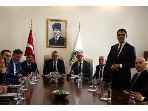 Mesir Macunu İlk Olarak Gazetecilere Saçıldı