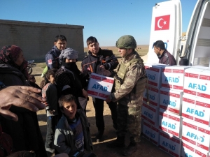 Barış Pınarı Harekatı Bölgesine İnsani Yardımlar Sürüyor