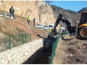 Nallıhan’da Otomobil Dereye Uçtu: 1 Yaralı