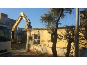 Balbey’de Metruk Bina Yıkıldı