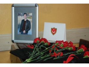Öldürülen Öğrencinin Sırası Karanfillerle Donatıldı