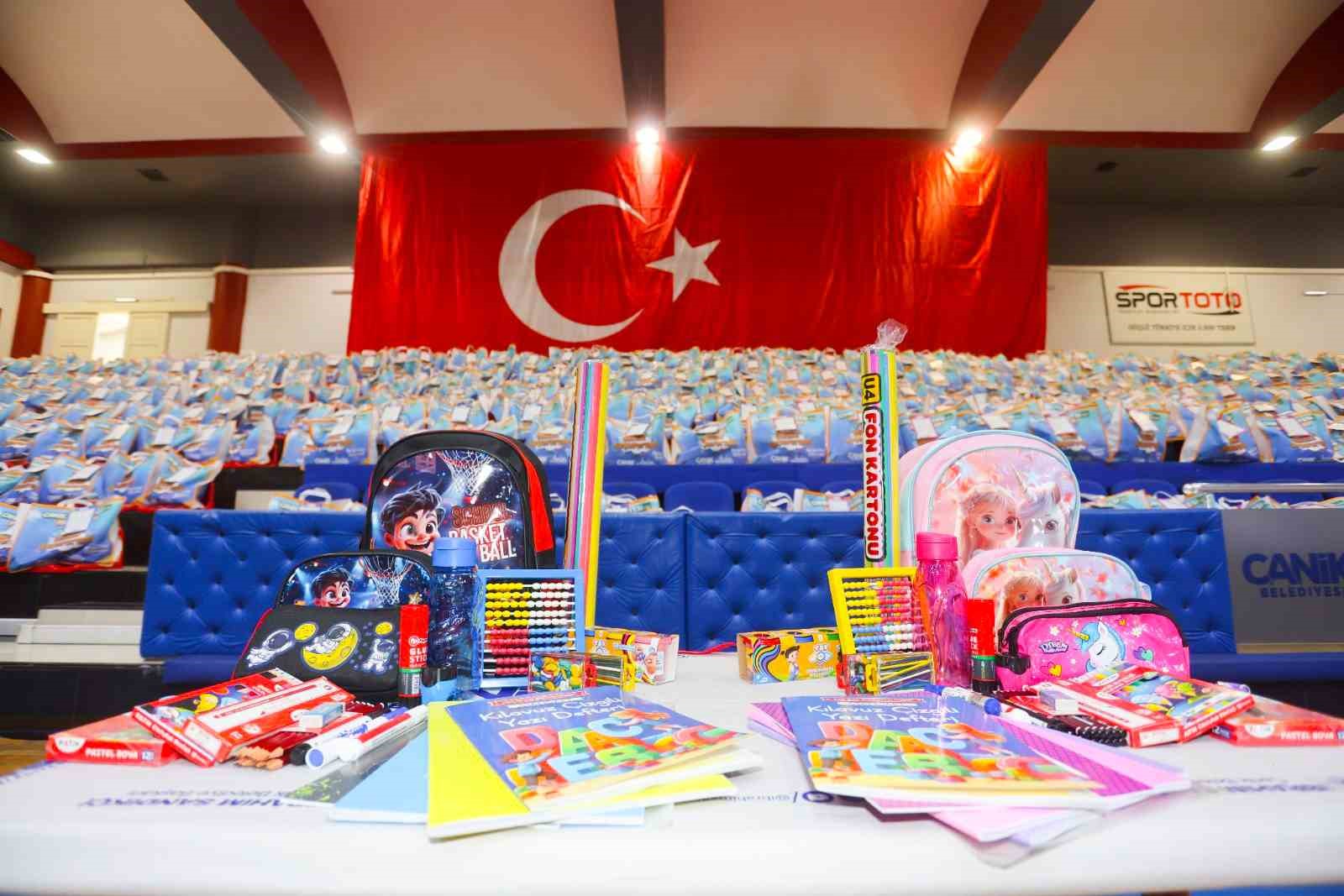 baskan-sandikci-birinci-sinifa-baslayan-tum-ogrencilere-canta-ve-kirtasiye-seti-belediyemizden-hediye