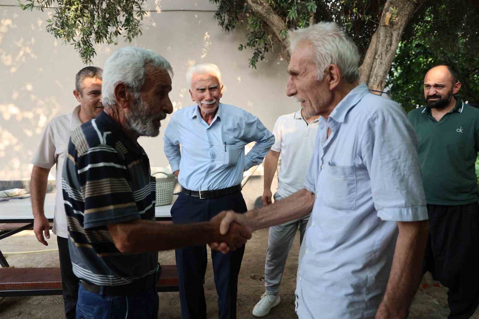 yasli-adamlardan-ornek-davranis