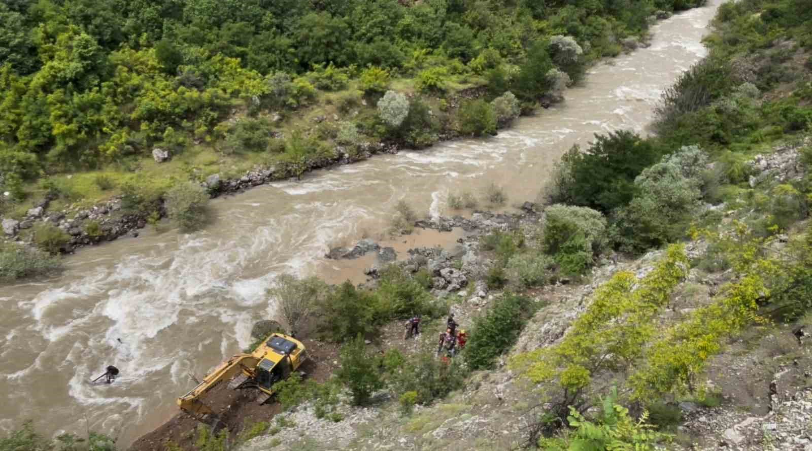 artvin-de-dereye-dusen-araci-sudan-cikartmak-ve-baba-ile-oglunu-bulmak-icin-calismalar-suruyor