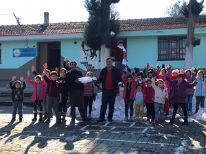 Muhtar Kar Yağmayan Mahalleye, Kiralık Araçla Kar Getirdi