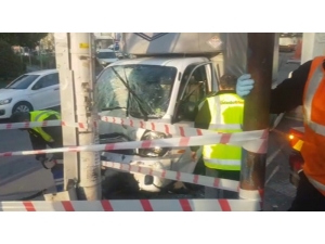 Bağcılar Güneştepe Tramvay Durağında Bir Kamyonet Önce Taksiye, Ardından Da Tramvaya Elektrik Veren Direğe Çarptı. Kazada Elektrik Direğinin Hasar Görmesi Nedeniyle Tramvay Seferleri Durduruldu. Metro İstanbul’dan Yapılan Aç