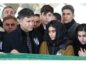 Şarkıcı İzzet Yıldızhan’ın Annesi Toprağa Verildi