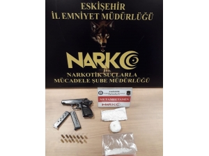 Polisin Uygulama Esnasında Durdurduğu Araçtan Uyuşturucu Madde Ve Ruhsatsız Silah Çıktı