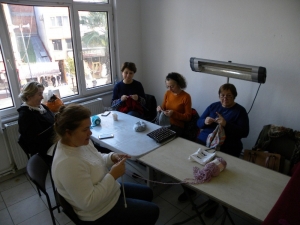 Kadınlar Çocuklar İçin Örgü Ördü