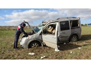 Yoldan Çıkan Araç Tarlaya Savruldu: 5 Yaralı