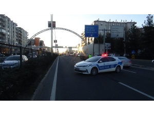 Yayaya Çarpmamak İçin Direksiyonu Kırdı, Refüje Çıktı: 3 Yaralı