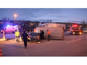 Sivas’ta Kamyon Otomobille Çarpıştı: 6 Yaralı