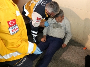 Üst Geçitte Ceketini Yürüyen Merdivene Kaptırıp Düştü