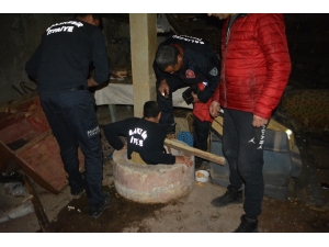 Bir Haftadır Kuyuda Yaşam Savaşı Veren Kediyi İtfaiye Kurtardı