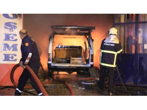 Döşemeci Dükkanında Çıkan Yangın İtfaiye Ekipleri Tarafından Söndürüldü