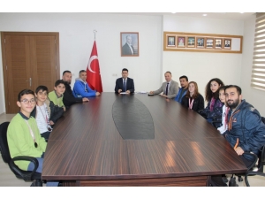 Milli Eğitim Müdürü Karataş, Madalya Alan Öğrencileri Ödüllendirdi