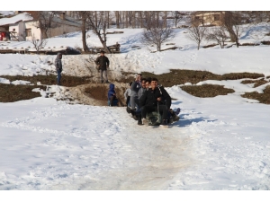 Şemdinli’de Çocukların Kızak Keyfi