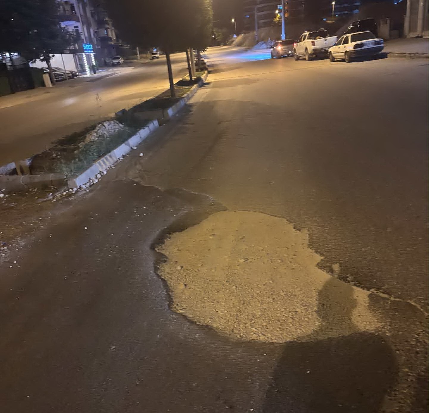 yolun-ortasindaki-cukur-kazaya-davetiye-cikariyor