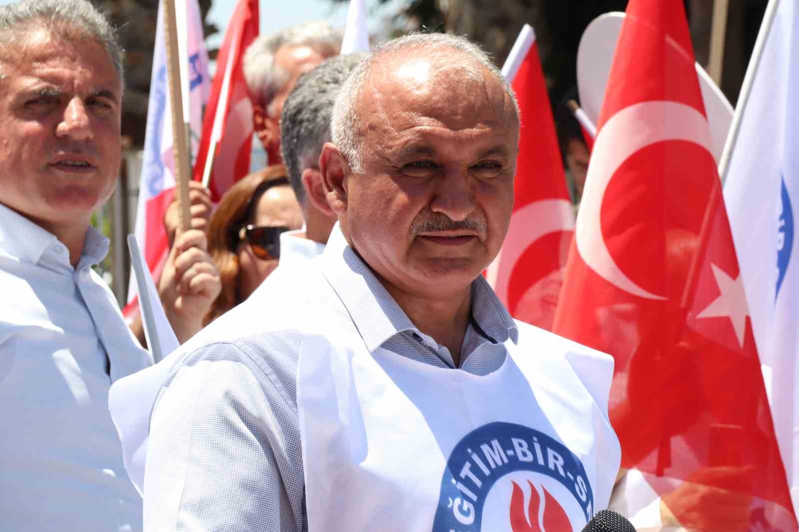 egitim-bir-sen-den-ogrenci-gelisim-raporlari-icin-eylem-karari
