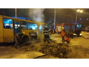 Ukrayna’da Sıcak Su Borusu Patladı, Asfalt Çöktü